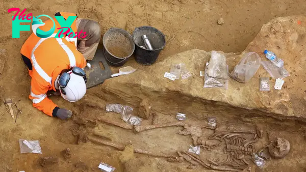 nht.Unearthed: Ancient Necropolis Discovered Near Paris Metro, Hidden for Millennia