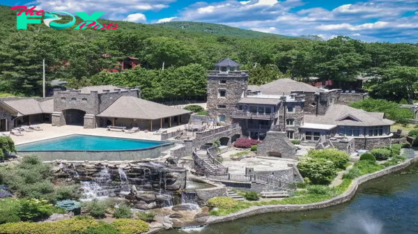 B83.Derek Jeter has parted ways with his distinctive castle in Upstate New York, selling it.