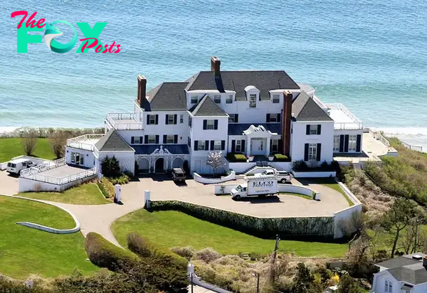 B83.Taylor Swift’s historic Rhode Island estate offers a glimpse into the luxurious lifestyle of the pop sensation, showcasing timeless elegance and charm in a picturesque New England setting.