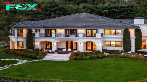 Russell Wilson and Ciara’s sprawling estate graces the serene suburb of Bellevue, Washington, embodying luxury and elegance against the backdrop of the Pacific Northwest./NN