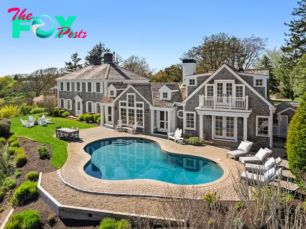 B83.Coastal New England Retreat of Harry Connick Jr. Hits Market for $12.5 Million.