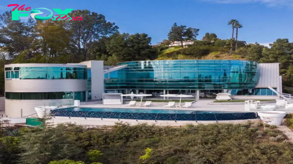 Justin Bieber’s former rental residence, famously dubbed the ‘salad spinner house,’ has officially hit the market with an asking price of $35 million./NN
