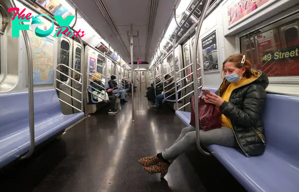 New York Governor Considers Banning Face Masks on Subways