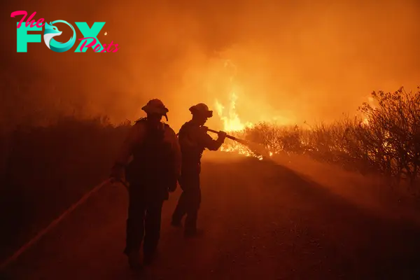 Wildfire North of Los Angeles Spreads as Authorities Evacuate 1,200 People