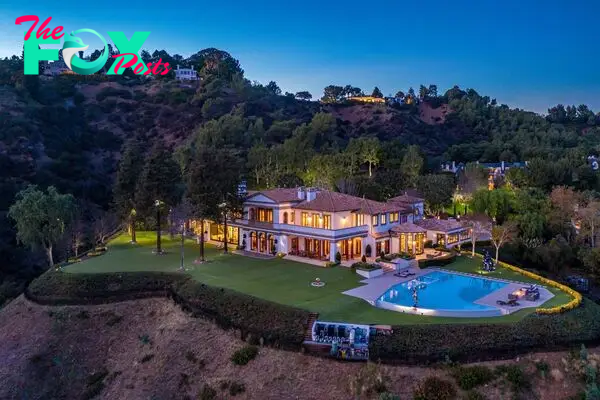 B83.Inside Adele’s stunning mansion in Beverly Park: A real estate wonder for the elite.