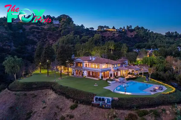 B83. Inside Adele’s stunning mansion in Beverly Park: A celebrity real estate masterpiece.