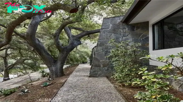 B83.Shohei Ohtani, the Los Angeles Dodgers hitter, owns a $7.8 million home in La Cañada Flintridge.