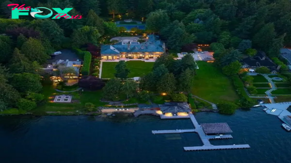 B83.Former Seattle Megamansion of Grammy Award-Winning Kenny G Still on the Market for Years, Asking $70 Million