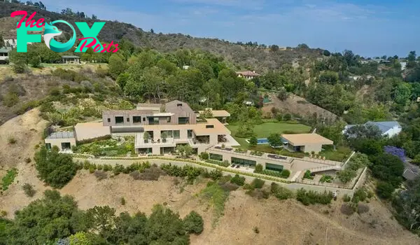 B83.Take a peek inside Scooter Braun’s lavish Brentwood mansion, valued at an impressive $62 million.