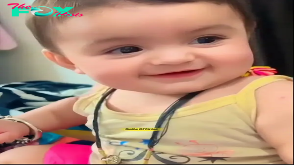 The video of the super cute baby sitting in the car has captivated the online community because of his adorable expression and extremely attractive charisma.