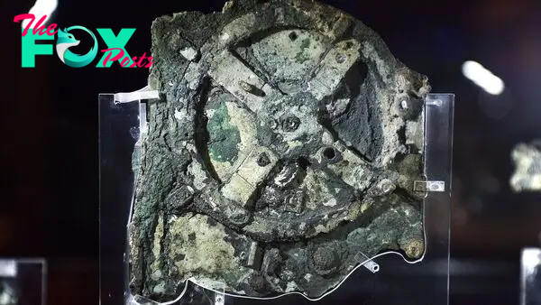 Antikythera mechanism, world's oldest computer, followed Greek lunar calendar