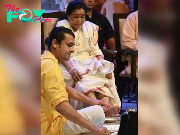 WATCH: Sonu Nigam washing Asha Bhosle's feet captures internet's attention