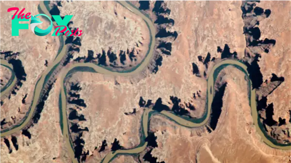 Earth from space: Green River winds through radioactive 'labyrinth of shadows'