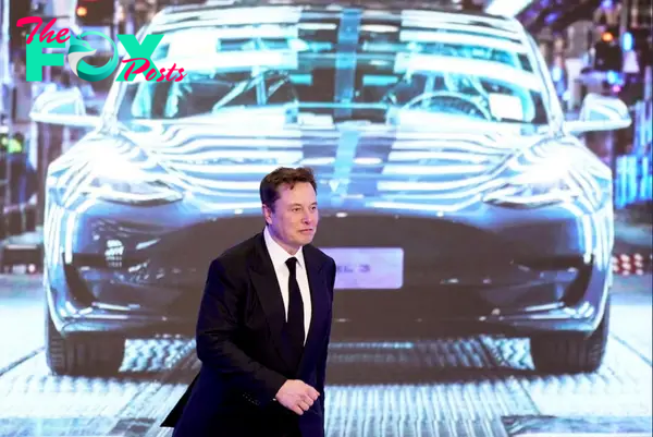 Tesla shareholders oppose $7 billion legal fee request