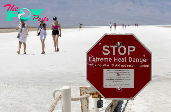 Tourists Flock to Death Valley Despite Deadly U.S. Heat Wave