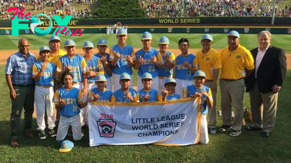 Who are some MLB players and celebrities that have participated in the LLWS?