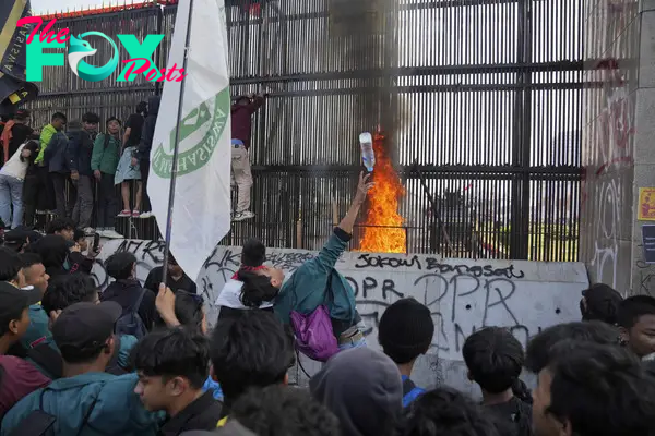 Thousands of Indonesians Attempt to Storm Parliament to Protest Changes to Election Law