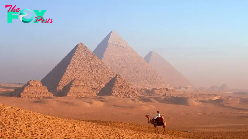 Who built the Egyptian pyramids?