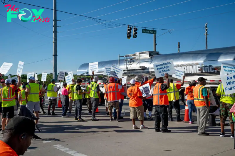 U.S. Dockworkers Agree to Suspend Strike