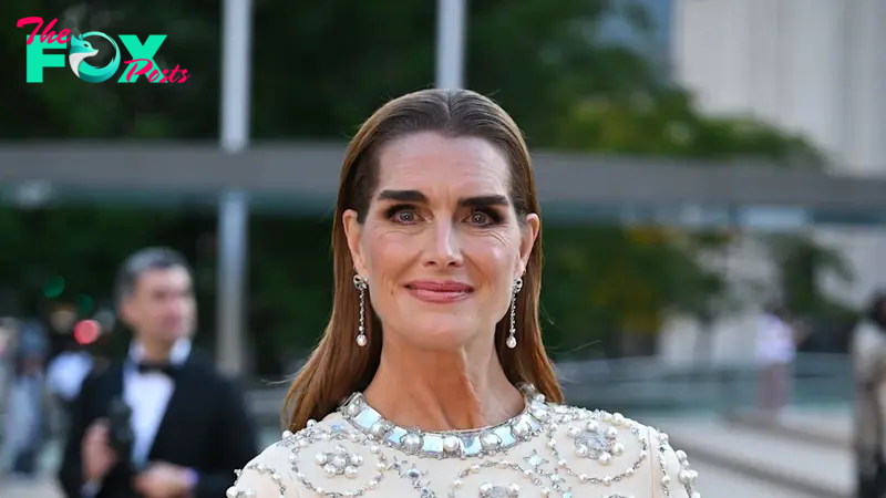 Brooke Shields stuns in a showstopping pearl-encrusted gown with a unique royal history.Linh