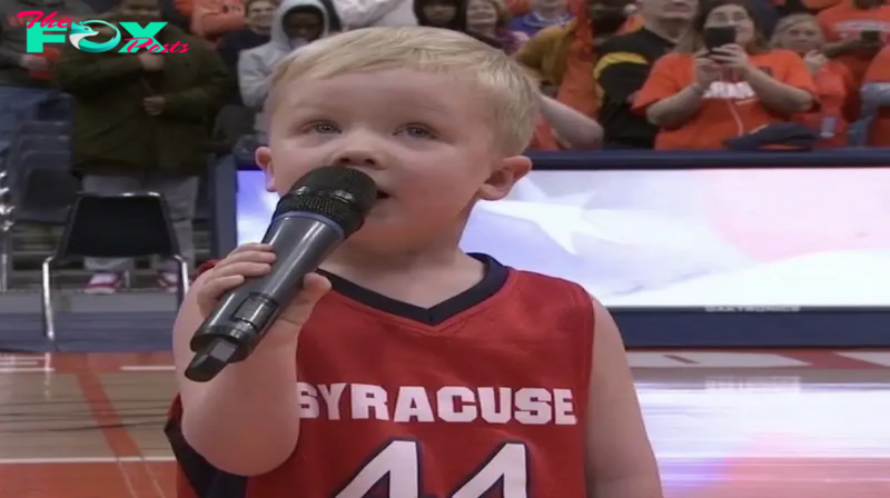 Three-year-old child sings the national anthem perfectly in front of 6,000 spectators…