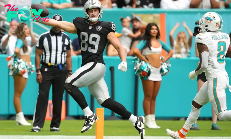 RECORD BREAKER: Brock Bowers Stuns Fans with a Historic Rookie NFL Season.Cau